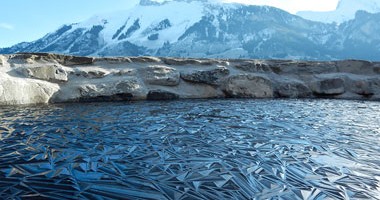 الجليد يرسم أجمل اللوحات الطبيعية للمياه المتجمدة فى الأنهار والبحيرات