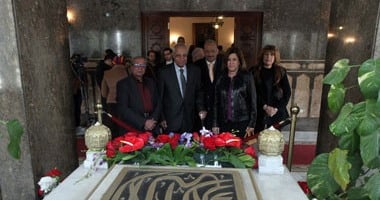 أسرة عبد الناصر تحيى ذكرى ميلاده الـ97 أمام ضريحه بكوبرى القبة