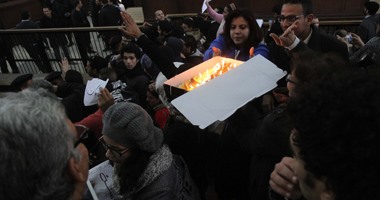 أسرة أحد المتهمين تحتفل بعيد ميلاده بالتورتة والشموع فى قضية "أحداث مجلس الشورى"