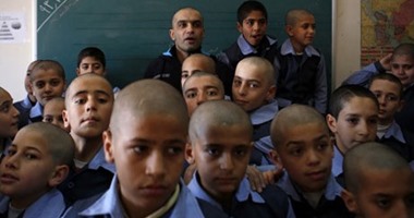 الجارديان: تلاميذ إيرانيون يحلقون رؤوسهم تضامنا مع مدرسهم المصاب بالسرطان