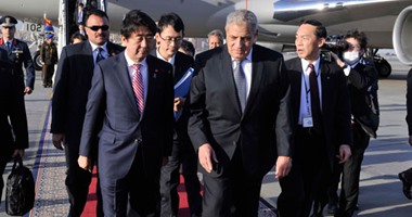 إبراهيم محلب يستقبل رئيس وزراء اليابان فى مطار القاهرة