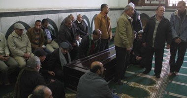 بالفيديو.. انهيار سلم مسجد الحصرى وسقوط مشيعين بجنازة "فاتن حمامة"
