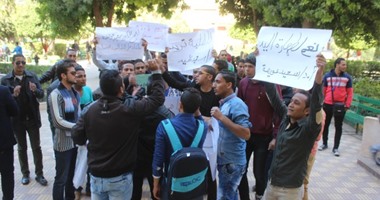 طلاب خدمة اجتماعية بأسوان يتظاهرون للمطالبة بعودة العميد السابق