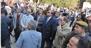 بالصور.. السيطرة على حريق بوحدة سكنية بأسيوط.. والمحافظ يتابع عملية الإطفاء