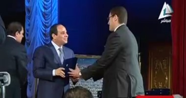 موجز أخبار مصر للساعة الواحدة.. الرئيس يكرم أسر الشهداء فى "عيد الشرطة"
