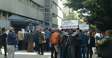 عمال الزراعة المتظاهرون أمام الوزراء يحاولون اقتحام بوابة شارع "النواب"