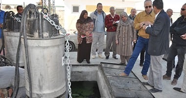 بالصور.. محافظ الوادى الجديد يتفقد محطة صرف الخارجة