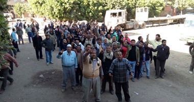 احتجاج عمال "الزيوت المتكاملة" بالسويس احتجاجا على غلق المصنع
