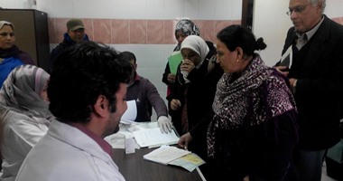 بالصور.. صرف عقار "سوفالدى" بالتأمين الصحى لـ139 مريضًا فى بنى سويف