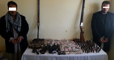 ضبط شقيقين متهمين بتهريب وتجارة الأسلحة والمخدرات بالضبعة