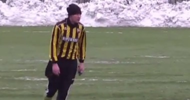 بالفيديو .. لاعب أوكرانى يُجرى "مكالمة" تليفونية داخل الملعب