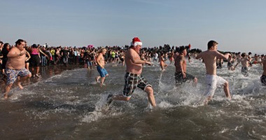 2500 سباح بنيويورك يغطسون فى مياه المحيط الأطلسى احتفالا بالعام الجديد