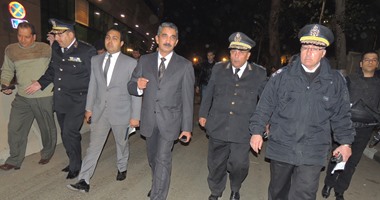 بالصور..أول يوم عمل لـ"مدير أمن القاهرة الجديد".. اللواء خالد يوسف يتفقد الخدمات الأمنية بمحيط 6 سفارات.. ويزور رجال الشرطة المصابين وينقل لهم تحيات الوزير.. ويقود حملة أمنية بشارع المنيل