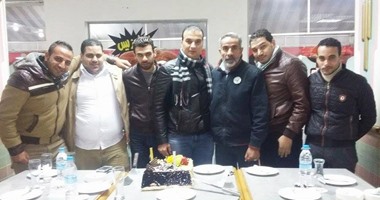 بالصور.. جماهير المصرى تحتفل بعيد ميلاد "ياسر يحيى"