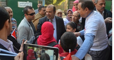 وزير التموين يلتقى العاملين بالوزارة قبل زيارتهم لمحور قناة السويس