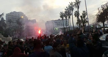 أعضاء "أحرار" و"6 أبريل" يشعلون الشماريخ بالقائد إبراهيم فى الإسكندرية