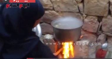 تداول فيديو لسيدة تطهى الطعام مستخدمة طرقا بدائية بسبب أزمة البوتاجاز