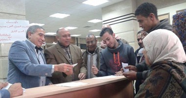 بالصور.. بدء صرف تعويضات المواطنين فى أزمة الصرف بالإسكندرية