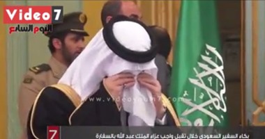 بالفيديو.. السفير السعودى بالقاهرة يبكى أثناء استقباله للمعزين