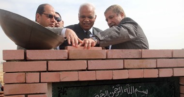 محافظ القاهرة يضع حجر أساس إنشاء 5040 وحدة سكنية لسكان العشوائيات بالمقطم