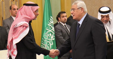 عدلى منصور يصل السفارة السعودية لتقديم واجب العزاء فى الملك عبد الله