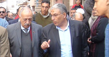 محافظ الدقهلية يتفقد عقار دكرنس المنهار ويعد بتدبير مساكن بديلة