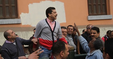 أهالى شهداء ومصابى ثورة يناير يحاولون دخول التحرير.. والأمن يمنعهم