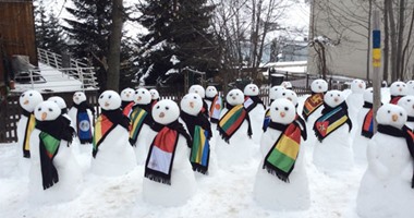 حملة محاربة التمييز بـ"دافوس" تصنع 120 تمثالا لرجل الثلج