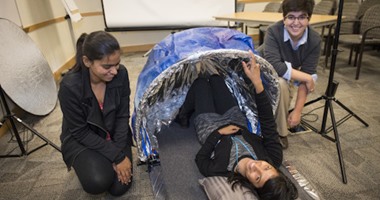 طلاب يخترعون حقيبة جديدة يمكن تحويلها لخيمة آمنة للمشردين