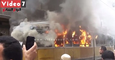 بالفيديو.. إرهابيون يشعلون النيران فى عربة ترام بمنطقة النزهة وسط الإسكندرية