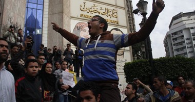 متظاهرون يتجمعون أمام "الصحفيين" والأهالى يهتفون للرئيس بشارع عبد الخالق ثروت
