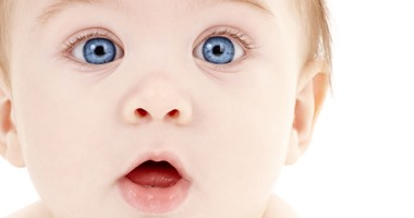4 مراحل لتتعرف الأم الجديدة على بداية عمل السمع والبصر لدى طفلها