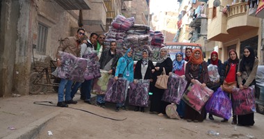 بالصور.. شباب الخير يواصلون توزيع البطاطين فى محافظة الإسكندرية