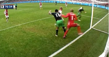 بالفيديو.. مهاجم فينورد يحرم فريقه من هدف أمام أياكس