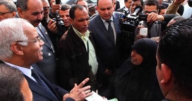 محافظ القاهرة لعاملة نظافة تطلب شقة:"هو أنا همد إيدى فى جيبى أطلع شقة"