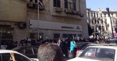 الأمن يطالب ناشطات "طلعت حرب" بإخلاء الميدان بعد هتافات الأهالى ضدهن