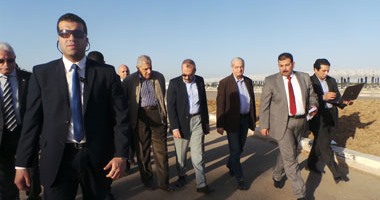 بالصور..محلب يتفقد مطار شرم الشيخ الدولى ويلتقى عددا من السياح