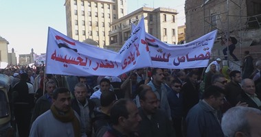 بالصور.. مسيرة حاشدة لعمال المحلة تهتف ضد الإخوان