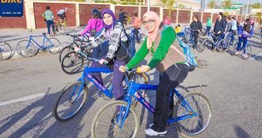 بالصور.. عشرات الشباب والفتيات يتوجهون للحديقة الدولية بدراجات "جو بايك"