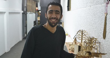 بالصور.. "محمد البيك" يحول الصور الفوتوغرافية إلى لوحات خشبية