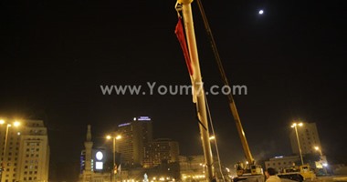بالصور.. محافظة القاهرة تقيم "سارى علم" بطول 20 مترا وسط ميدان التحرير