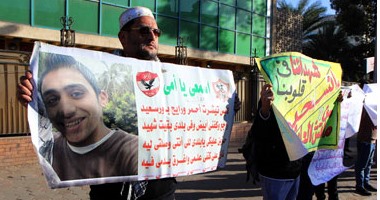 وقفة احتجاجية لأهالى ضحايا مجزرة بورسعيد لمطالبة النادى الأهلى بالانسحاب من  لقاء المصرى