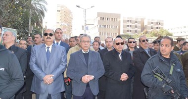 محافظ المنيا يتقدم الجنازة العسكرية لشهيدى الشرطة