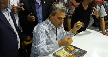 رئيس جامعة القاهرة يتفقد المدينة الجامعية ويشارك الطلاب وجبة الغداء