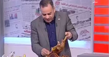 بالفيديو.. جابر القرموطى يأكل "ديك رومى" على الهواء احتفالا بعيد الميلاد 