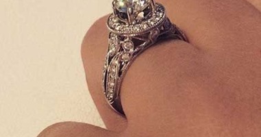 بالصور.. جينيل إيفانز تكشف عن خاتم خطوبتها الماسى