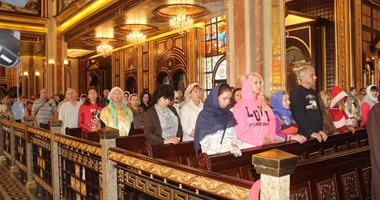 سائحون روس يشاركون فى احتفالات عيد الميلاد بكاتدرائية السمائيين بشرم الشيخ