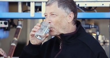 بالفيديو.. بيل جيتس يشرب ماء مستخرجا من فضلات الإنسان