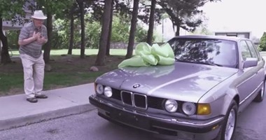 بالفيديو.. شاب يهدى جده سيارة BMW طراز 1988 ليحقق حلمه القديم