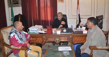 محافظ المنيا يصرف إعانات عاجلة لأسرة شهيدى الشرطة